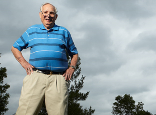 髋关节置换术后一周，77 岁的 Dick 可以无辅助行走